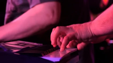 Playing the synthesizer Vídeos de archivo 105567754