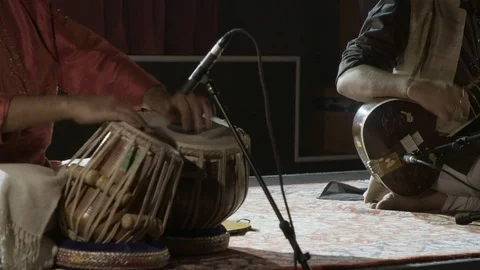 Playing on tabla and sitar Video stock 93346428
