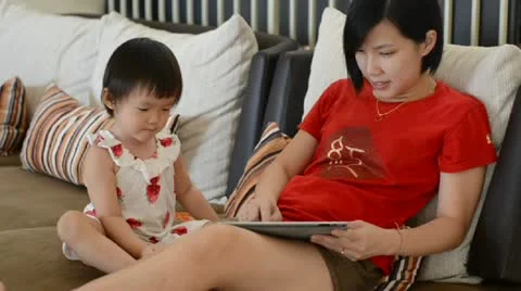 Playing tablet Stockbeeldmateriaal 21373155