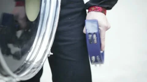 Playing the tambourine. Vídeos de archivo 12280795