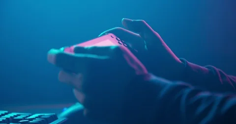 Playing video games Stockbeeldmateriaal 104217898