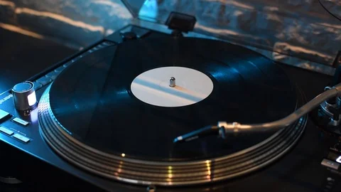 Playing a vinyl record on a modern turntable 스톡 동영상 97977077