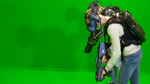 Playing virtual reality on green screen.   Shooting VR game. Video stock 112977277