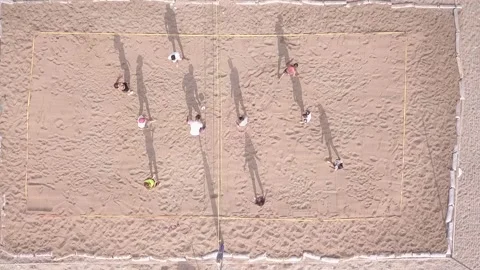 Playing volleyball on the beach Video stock 152049049