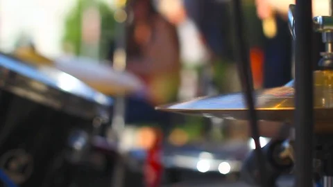 Plays drums close-up Vidéo 77065030