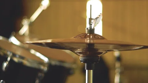 Plays drums close-up Vidéo 90338963