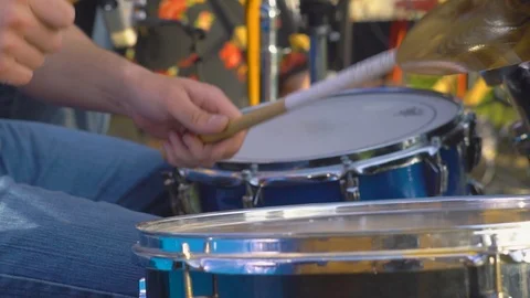 Plays drums close-up Stockbeeldmateriaal 90543866