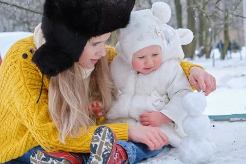 Plays with snowman Фото