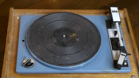 Plays a vinyl record Stock Footage 84845541