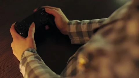 Plays with a wireless controller Stockbeeldmateriaal 167789054