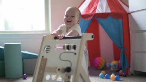 Playtime, one year old toddler pushes educational toy directly into camera, l Vidéo 273438565