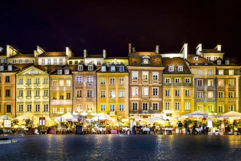 Plaza con edificios iluminados en la noche de varsovia Stock Photos