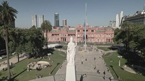 Plaza de Mayo, SLOW RISER with view of Casa Rosada Stock Footage 256680268