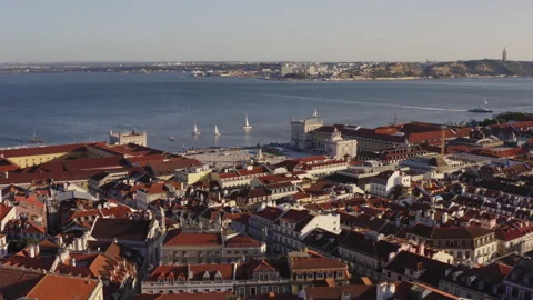 	Plaza do Comércio and Tagus River in Lisbon, Portugal, at sunset. Golden hour. Vídeo Stock 262349498