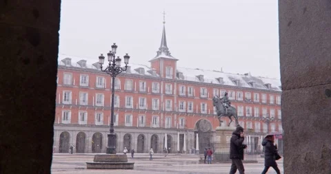 Plaza Mayor square during blizzard - Madrid Vidéo 146440244