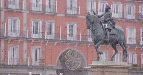 Plaza Mayor square during blizzard - Madrid Video stock 146440537