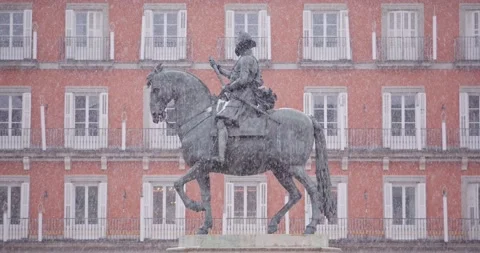 Plaza Mayor square during blizzard - Madrid Vidéo 146440716
