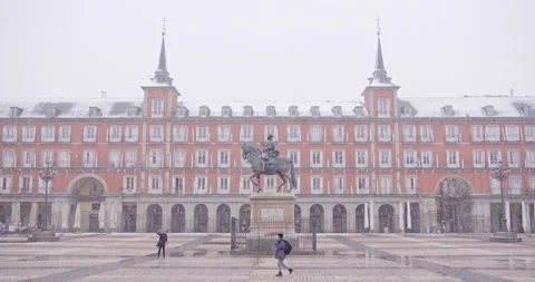 Plaza Mayor square during blizzard - Madrid Vidéo 146440977
