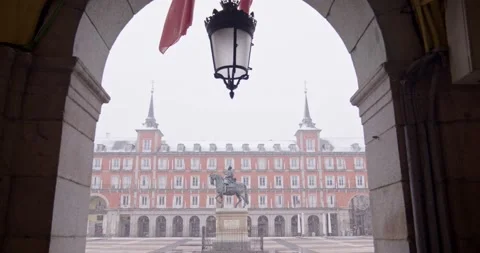 Plaza Mayor square during blizzard - Madrid Vidéo 146459882