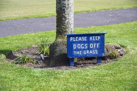 Please keep dogs off the grass sign Stock Photos