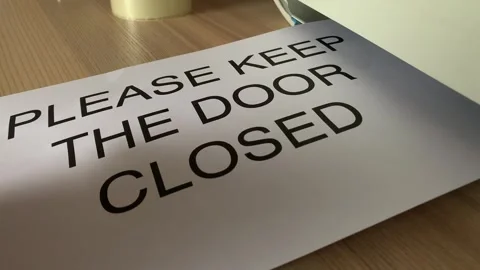 “Please keep the door closed” black text word on paper sheet A4 Video stock 249576561