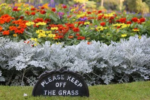 Please keep off the grass sign on a lawn Foto stock