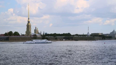 Pleasure boat floats in front of the Peter and Paul Fortress Stock Footage