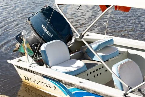 A pleasure boat with a Yamaha engine stopped on the Jaguaripe river in Mara.. 스톡 사진
