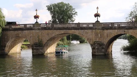 Pleasure boats at Wallingford bridge, River Thames, Wallingford, Oxfordshire, UK Stock Footage