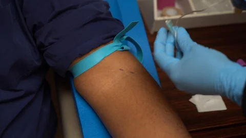 Plebotomist drawing blood Stock Footage 107321559