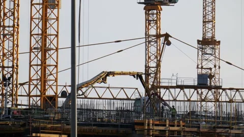 Plenty of cranes working on the mega construction in Saudi Arabia Stockbeeldmateriaal 285326111