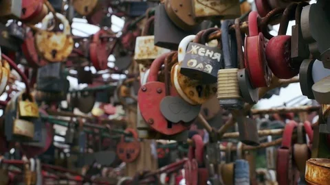 Plenty of locked up padlocks symbolizing an eternal love. Vídeo Stock 114497777