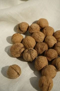 Plenty walnuts on a white tablecloth Stock-Fotos