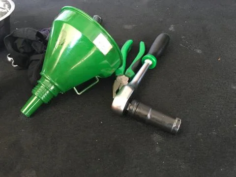 Pliers and socket wrenches are used to convert motorcycle lubricants. Stock-Fotos