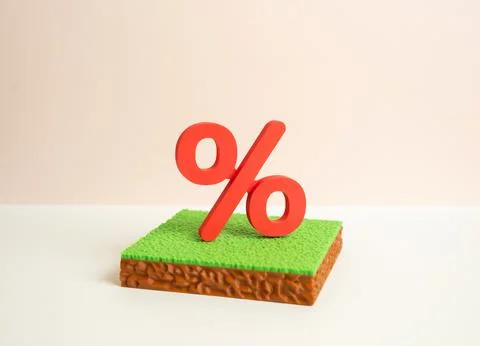 A plot of land and a red interest rate. Mortgage on a plot of land and the .. Fotos de archivo