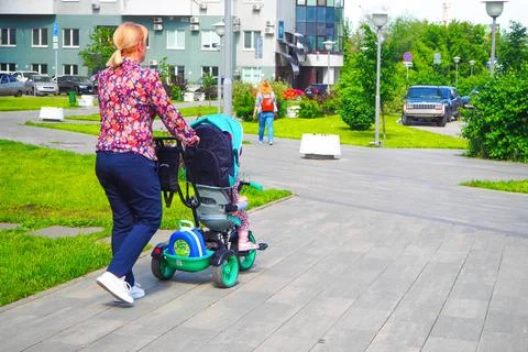 Plot is life in a large city with high-rise buildings and lots of cars Foto stock