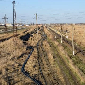 Plot railway. Top view on the rails. High-voltage power lines for electric tr Foto stock