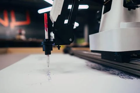 Plotter draws a pen drawing on a sheet of white paper Plotter draws a pen ... Foto stock