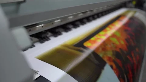 Plotter printing. Printing services and printing. The plotter prints the image. Vídeos de archivo 257685641