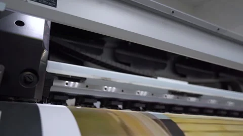 Plotter printing. Printing services and printing. The plotter prints the image. Vídeos de archivo 257685879
