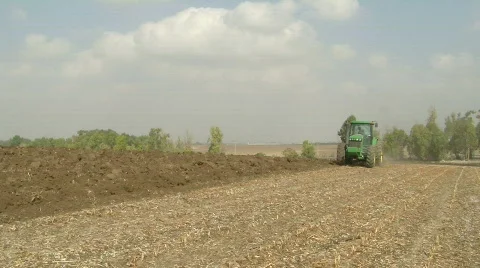 Plowing 4 Stockbeeldmateriaal 565740