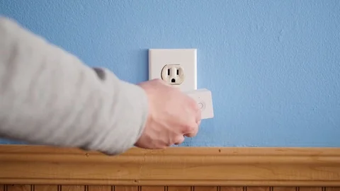 Plugging and Unplugging Smart Plug from Wall Outlet Vídeo Stock 104005026