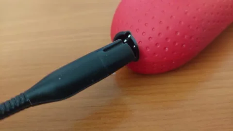 Plugging Charging Cable into Red Electronic Device Close Up Vídeos de archivo 333642114