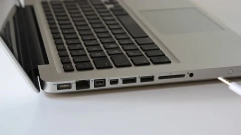 Plugging a headphone cable 動画素材 132962877