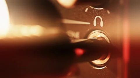 Plugging in headphone cable into the headphone jack Vidéo 38900767