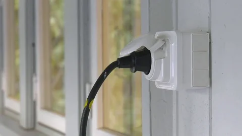 Plugging in to a outdoor socket Vidéo 84411385