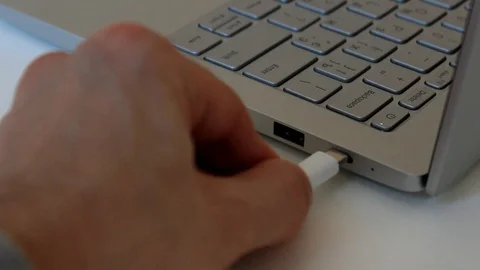 Plugging a USB-C power cord in a laptop Vídeos de archivo 86414310