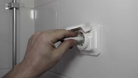 Plugging in to a wet room socket, 4K 스톡 동영상 84165898