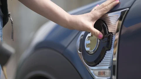 Plugin in an electric car, stockvideo Video stock 89850651