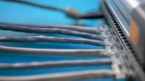 Plugs ethernet cable into network switch hub 스톡 동영상 146433531